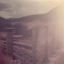 [HAY FOTOS] / En plena construcción: cómo era el dique Cabra Corral sin agua