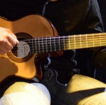¡Ayudemos a encontrarla! / Artista salteño sufrió el robo de su guitarra