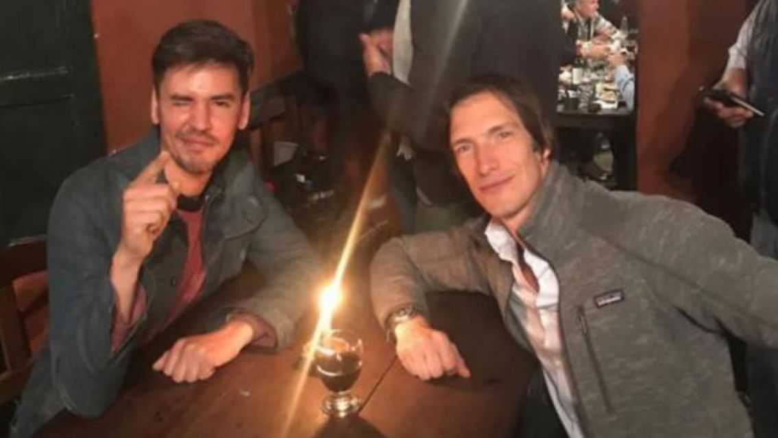 ¡Hasta se tomó un vinito! /  Iván de Pineda sorprendió a todos en La Casona del Molino