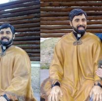 Los padres de Chifri visitaron Salta y se sacaron una foto con la estatua de su hijo