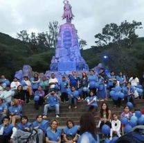 Barriletes azules por las personas con autismo