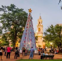<p>Fotos Juan Barthe – 08-12-15 – Navidad- Arbol de LUSAL- Plaza 9 de julio</p>
