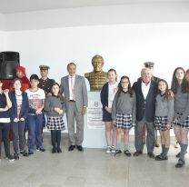 &iexcl;H&eacute;roe nacional! / Salta don&oacute; un busto de G&uuml;emes a un colegio de Bah&iacute;a Blanca
