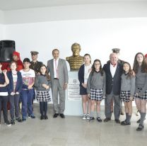 ¡Héroe nacional! / Salta donó un busto de Güemes a un colegio de Bahía Blanca