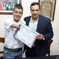 ¡Orgullo Salteño! / Le faltan los dos brazos, igual se recibió de profesor en Salta