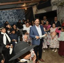 S&aacute;enz comparti&oacute; zambas, y chacareras con la academia folcl&oacute;rica �Ra&iacute;ces de mi tierra 