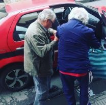 Emocionante es poco / El gran gesto de taxista salte&ntilde;o con el abuelito ciego que toca el teclado en el centro