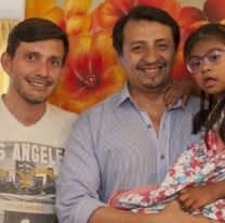Para emocionarse / Dos pap&aacute;s salte&ntilde;os adoptaron a nena con s&iacute;drome de Down: con amor, logr&oacute; caminar y hablar
