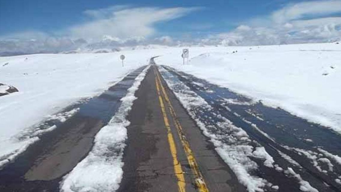 Mientras en una parte llueve, en otra cae nieve: el pueblo de Salta que quedó blanco