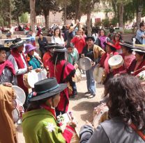 ¡Entrada libre y gratuita! / Este finde se viene el 1º encuentro de copleros en Plaza España