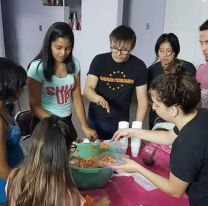 Jóvenes salteños recorren la ciudad para ofrecer comida a gente que vive en la calle