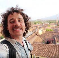 Un megafamoso paseó por la plaza 9 de Julio y se copó con la pareja de gauchos