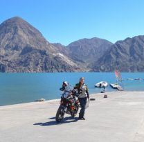 Lleva 6 años dando vuelta al mundo en moto y quedó encantada con Salta