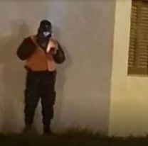 Vio a un policía en medio del frío cuidando la cuadra y tuvo una idea genial