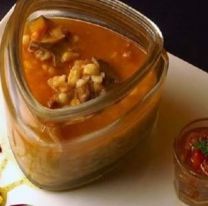 ¡Se armó la polémica! En un restaurante sirven el locro en un frasco de vidrio