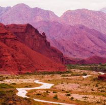 <p>Cafayate es una localidad de los Valles Calchaquíes situada en el sudoeste de la provincia de Salta al norte de Argentina. Es cabecera del departamento de Cafayate y reconocida por la calidad de los vinos que allí se producen. FOTOGRAF A TOMADA SOBRE R