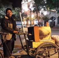 Personajes de Salta / Sandra Yapura: la manicera que sorprende a todos en la plaza 9 de julio