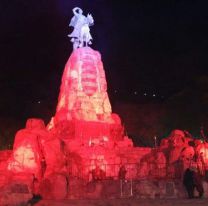 Por el día mundial del donante de sangre iluminan de rojo sitios emblemáticos