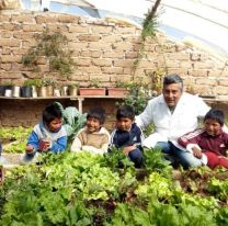 El maestro salteño que emociona al país: construyó un paraíso en medio de la nada