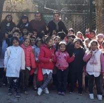 Crearon cuchas y abrazaron a los perritos que esperan ser adoptados