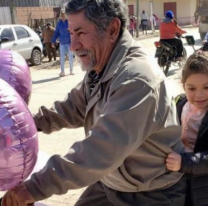 Su nieta cumplió años, adornó la bicicleta con globos y la fue a buscar al colegio en Orán