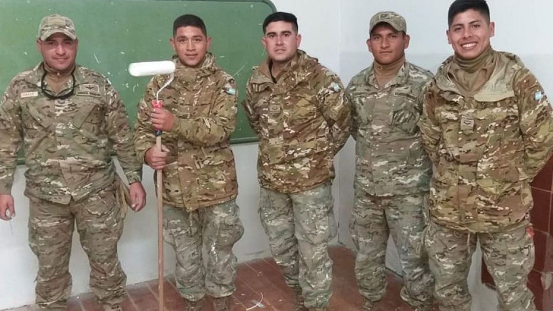 Una lección de valores: Volvieron como soldados para ayudar a su escuelita