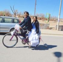 El casamiento en la Puna que se hizo viral: se pasearon en bicicleta por el pueblo