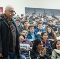 De la UNSa al mundo | El profesor «clandestino» que forma alumnos de excelencia gracias a la pasión con la que enseña