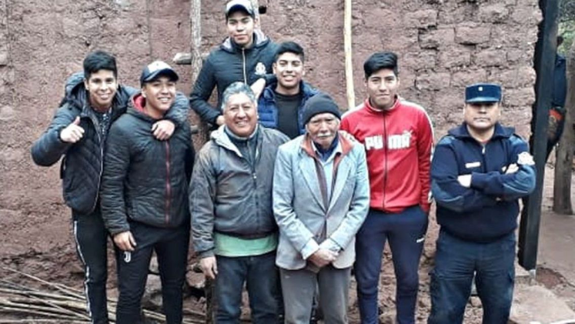 ¡Salteños solidarios! / Llevaron ayuda a un abuelo que vive solo en medio de los cerros