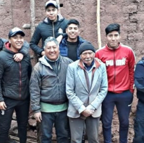 ¡Salteños solidarios! / Llevaron ayuda a un abuelo que vive solo en medio de los cerros
