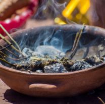 Los salteños se preparan para sahumar sus casas