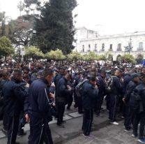 La primera peregrinaci&oacute;n del Milagro: Polic&iacute;as se acercan a la Catedral