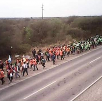 Fiesta del Milagro: movidos por la fe y la alegr&iacute;a, peregrinos de Pichanal avanzan a paso firme