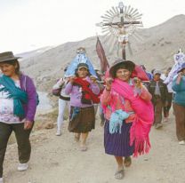 A pura emoción, bajo el frío y llovizna: llegan peregrinos de Molinos y Catamarca