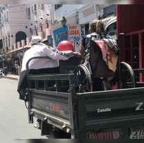 No conseguía colectivo y dos hombres la llevaron en su moto-carro