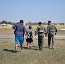 Changuito salteño hizo llorar a soldados: les llevó un regalito y cumplió su sueño