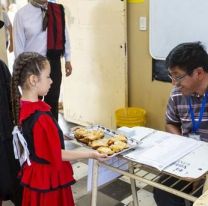 La historia del d&iacute;a / Pastelitos rellenos de amor para las autoridades de mesa