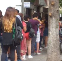 Cientos de salte&ntilde;os hacen cola para comprar 10 libros por 100 pesos