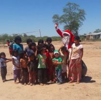 Niños Wichis no esperaban a Papá Noel, pero él los sorprendió
