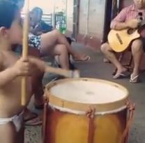 VIDEO | Todavía usa pañales, pero toca el bombo como un campeón
