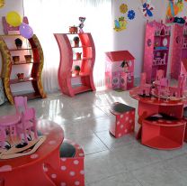 <p>En el salón de ventas del penal de Villa Las Rosas se exhibieron los juguetes y muebles para niños y niñas elaborados por los internos que participan de los talleres de laborterapia.</p>
