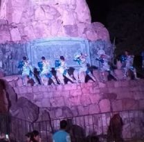 Caporales se subieron a bailar en el monumento a G&uuml;emes