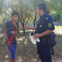 Policía salteño vio a un changuito con las ojotas rotas y le regaló sus zapatillas