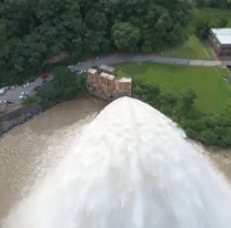La cantidad de agua ca&iacute;da en Salta gener&oacute; una catarata en Tucum&aacute;n