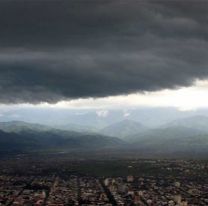 El cielo se puso negro y rige una alerta por fuertes tormentas para toda la provincia