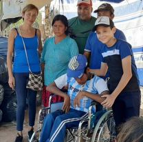 El Changuito Yuteño cumplió y entregó la silla de ruedas a un nene wichi discapacitado