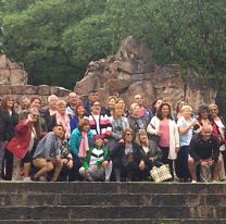 Decenas de abuelas turistas coparon el monumento a Güemes