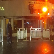 El policía bajo la lluvia: la foto viral que conmueve a todos