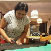 Salteñas realizan botas y delantales para colaborar con los profesionales de salud