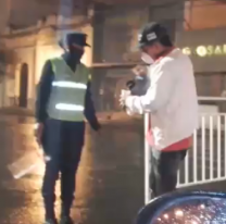 Taxistas se suman a la lucha contra el coronavirus: reparten café a los policías